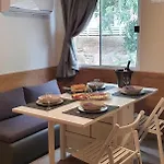 Mobile Home Sunny Day مكان تخييم 4*